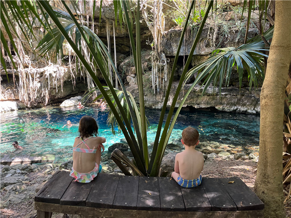 deux enfants au bord d'un cenote lors d'un voyage au Mexique en famille