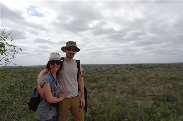 couple en voyage au Mexique au sommet de la pyramide de Coba