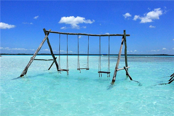 balançoires et hamacs dans l'eau translucide de la lagune aux 7 couleurs de Bacalar