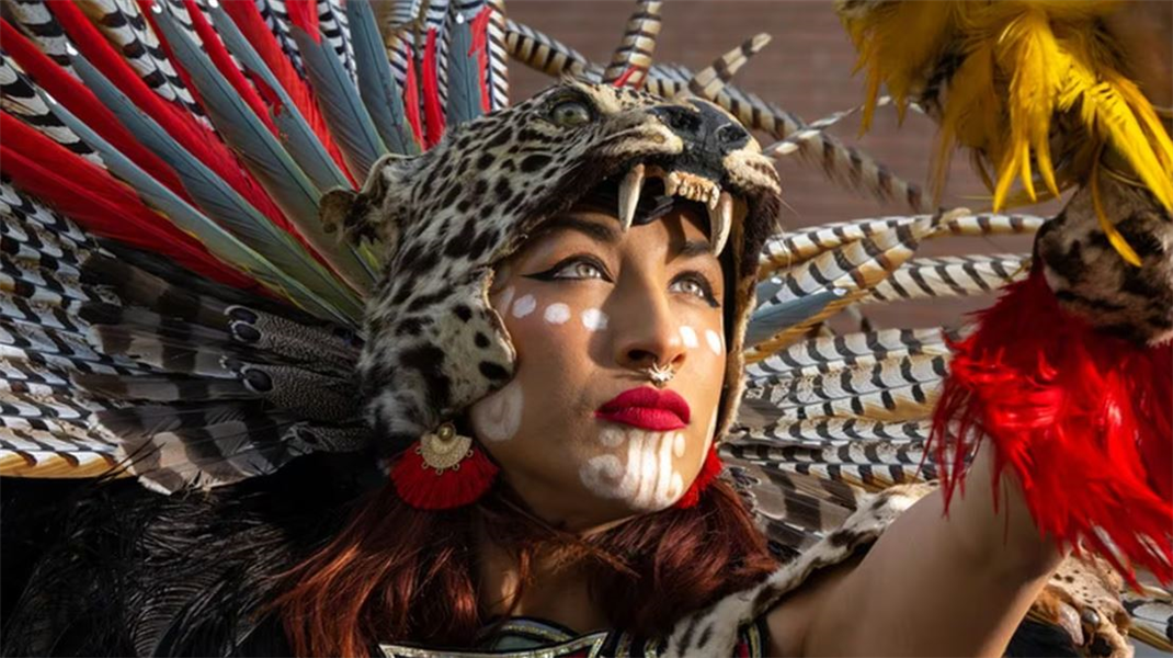 tenue traditionnelle d'une danse azteque