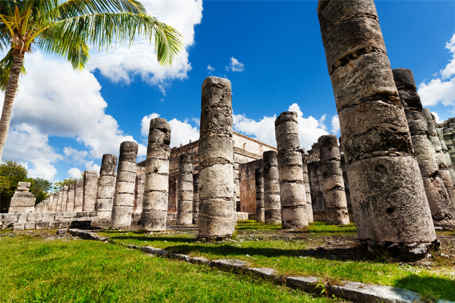 Ruines mayas du temple des guerriers à Chichen Itza
