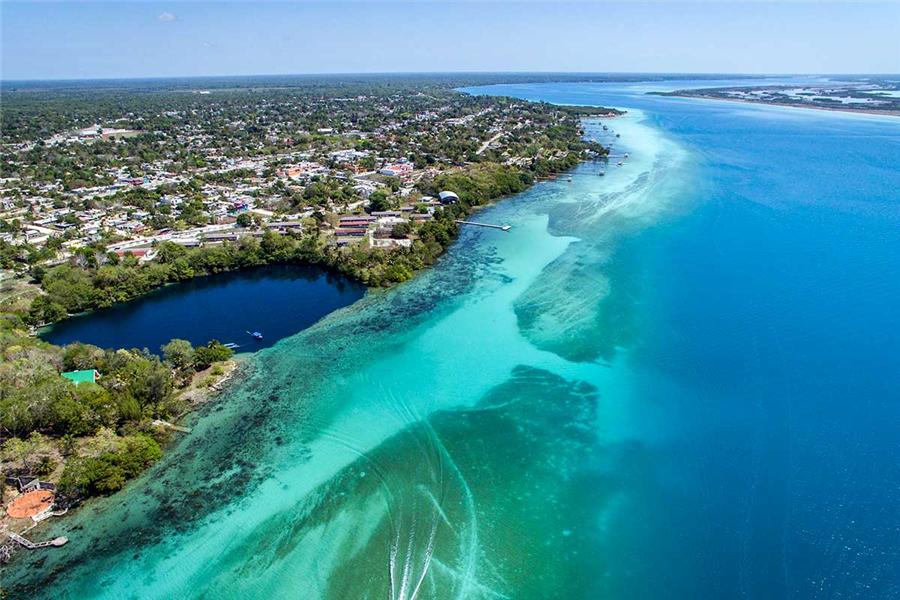 nuances de bleus de la lagune de Bacalar