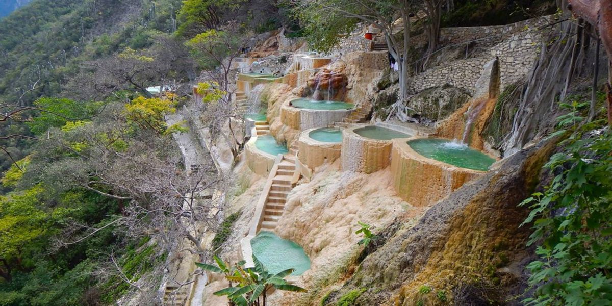 bassins de tolantongo a flanc de montagne