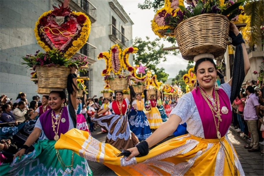 festivités dans les ruelles de Oaxaca