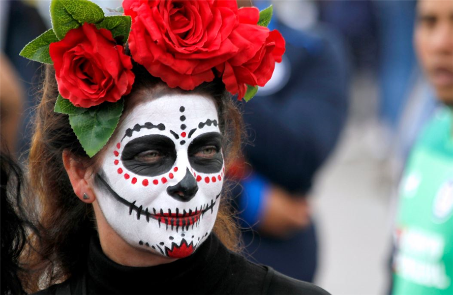 personne deguisée et maquillée en Catrina pour la fête des morts au Mexique