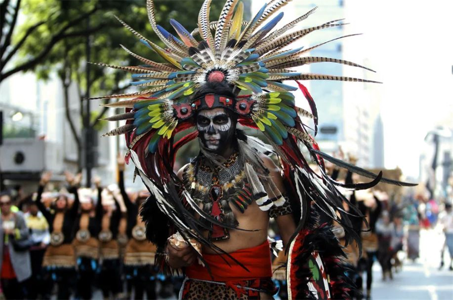 Homme déguisé en guerrier pour la fête des morts à Mexico