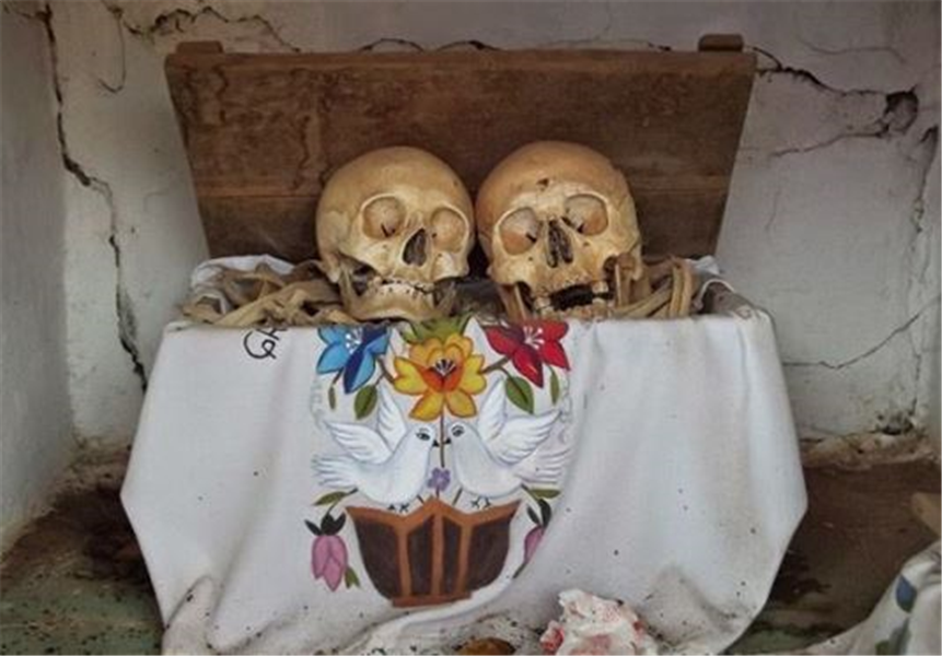 hommage a un couple dont les os ont été réunis dans une boite à Pomuch au Mexique