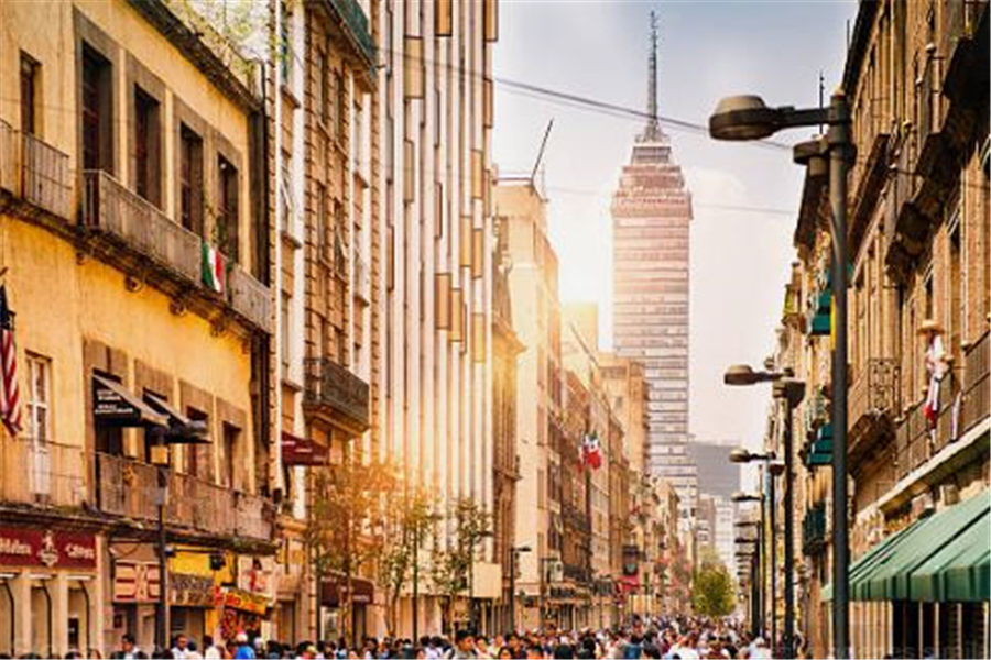 Une tour dans la Zocalo de Mexico qui fut longtemps la plus haute d'Amerique Latine