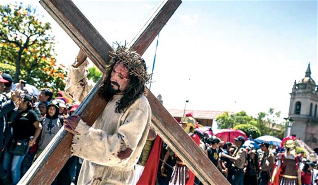 homme representant Jesus portant la croix à Iztapalapa