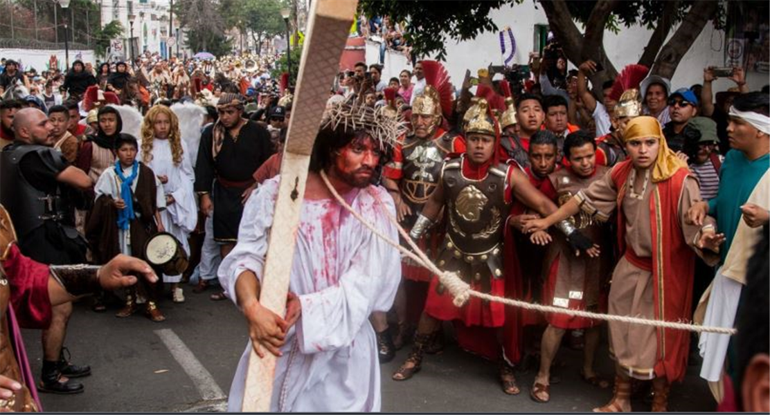 Homme réalisant le chemin de croix de Jesus au Mexique