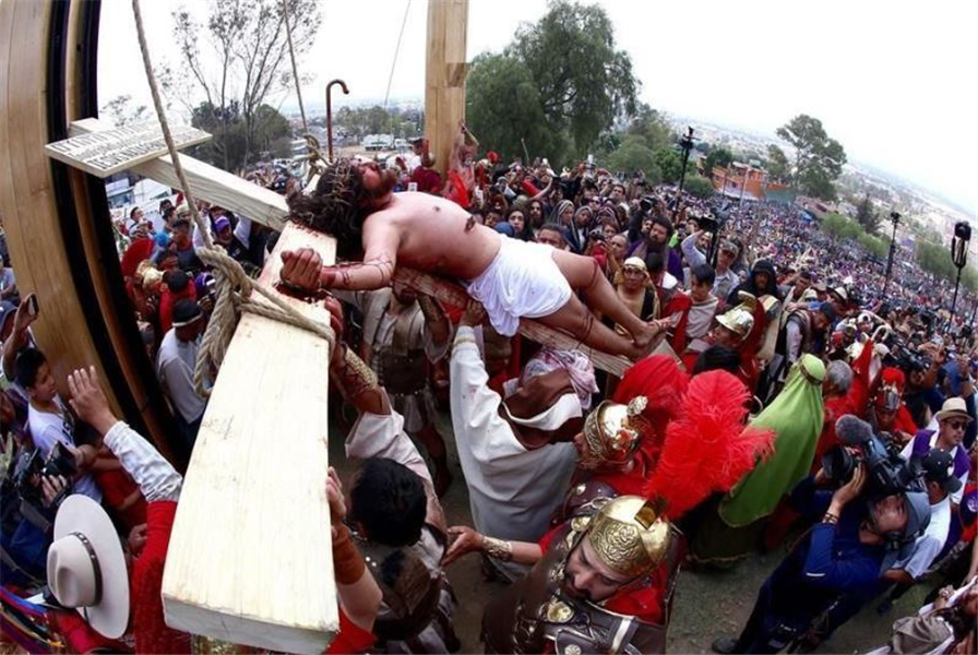 homme crucifié sur une croix pour la semana santa à iztapalapa
