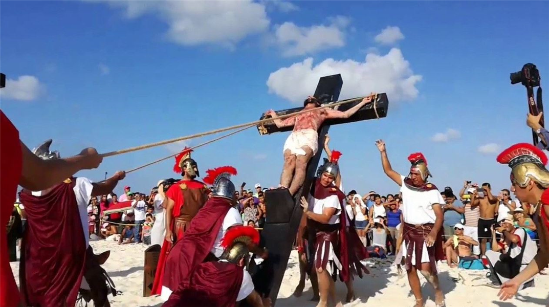 les romains lèvent la croix sur laquelle Jesus a été crucifié au Mexique