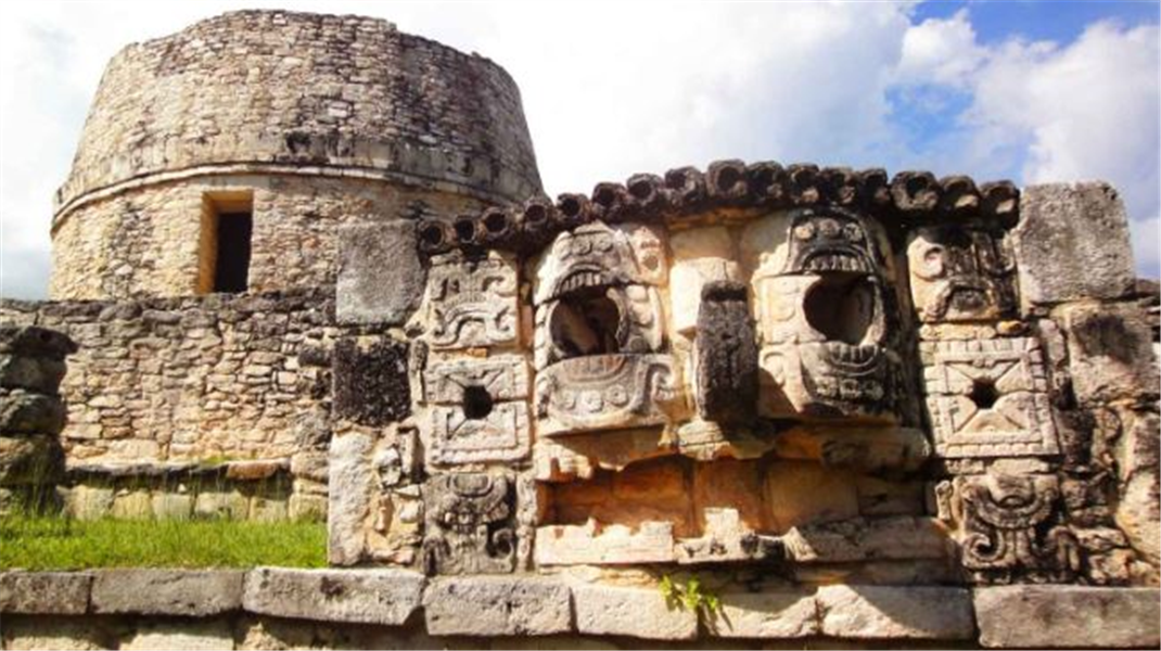 une des plus grandes représentations du Dieu Chaac taillée dans la pierre sur un site archéologique du Yucatan