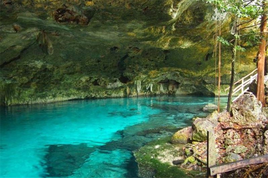caverne inondée d'eau translucide formant un des plus beaux cenote du Yucatan