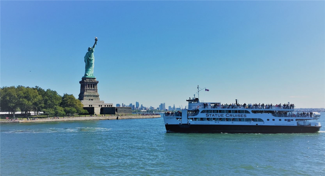 bateau de croisière face à la statue de la liberté à New-York