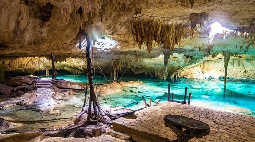 cenote fermé dans une cavité aux multiples formations géologiques et où l'eau est translucide