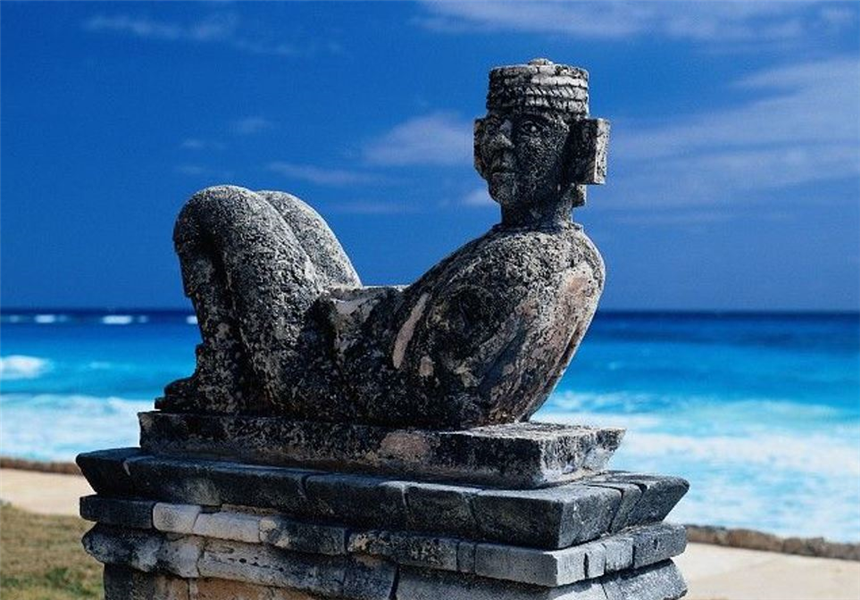statue du chac mool devant le mer des caraïbes mexicains