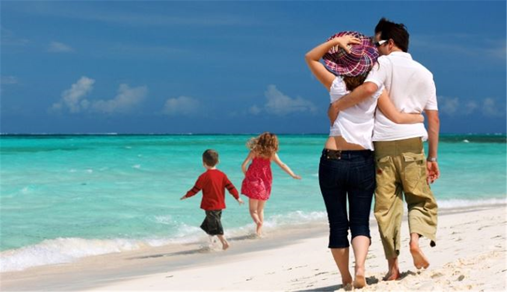 famille en vacances a la plage au mexique