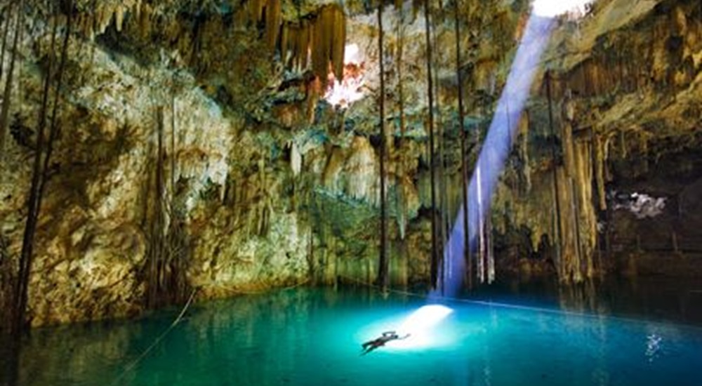 pause détente dans un cenote au cours d'un voyage au Mexique sur mesure