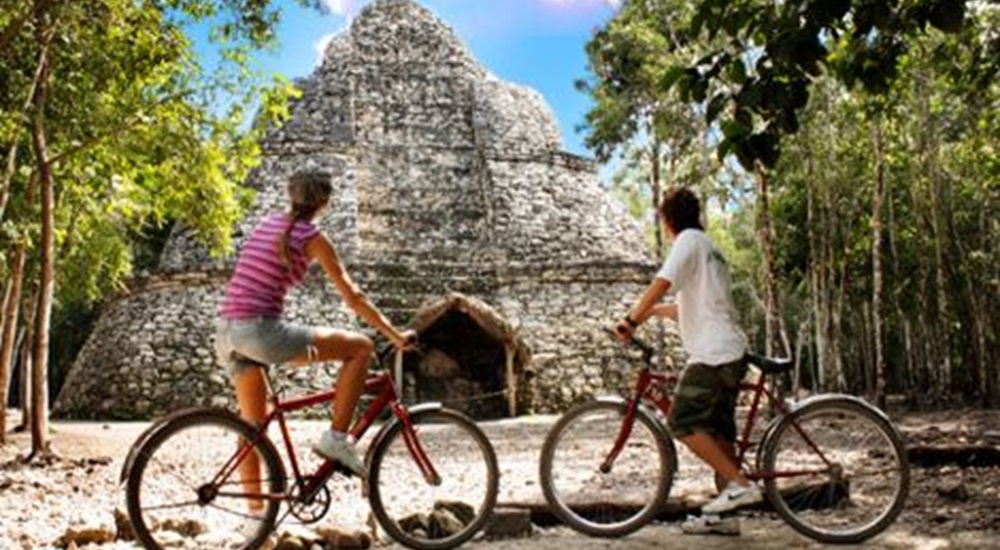 monter en haut de la pyramide de Coba pendant son voyage au Mexique