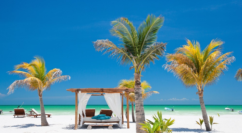 louer un lit de plage à Holbox pour profiter d'une journée de repos à la fin de son voyage au Mexique