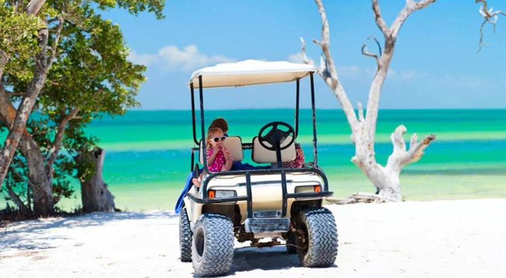 découvrir l'île paradisiaque de Holbox en famille en louant une voiturette de golf pour faire le tour de l'île