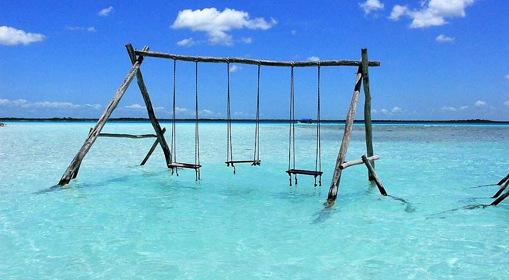 balancoires dans l'eau à Bacalar