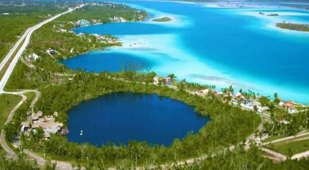 decouvrir le cenote azul à Bacalar au Mexique