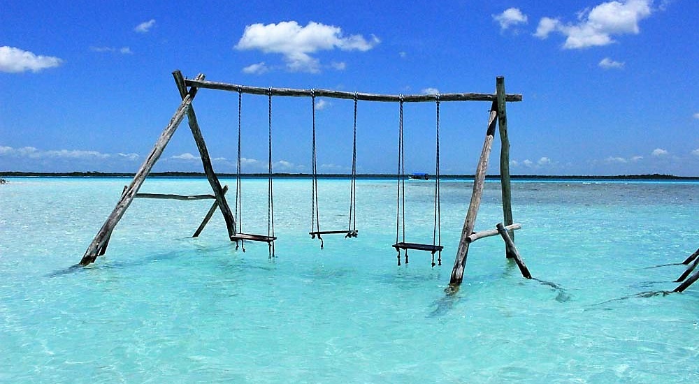 balançoires et hamacs dans l'eau translucide de la lagune aux 7 couleurs de Bacalar