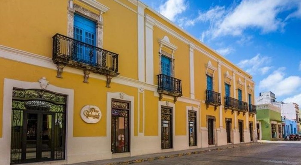 facade jaune d'une demeure coloniale