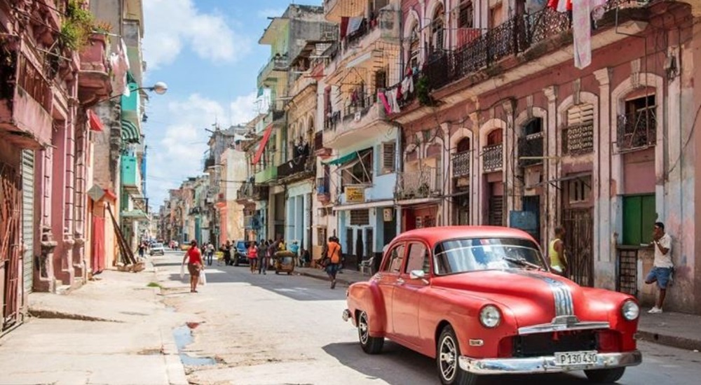 voiture américaine pendant un voyage a cuba