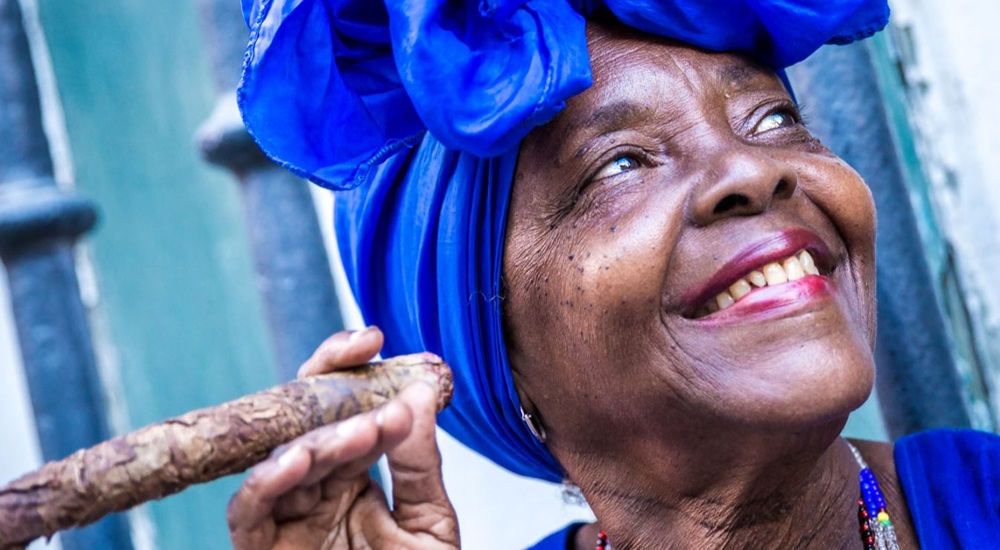 portrait d'une cubaine fumant un cigare