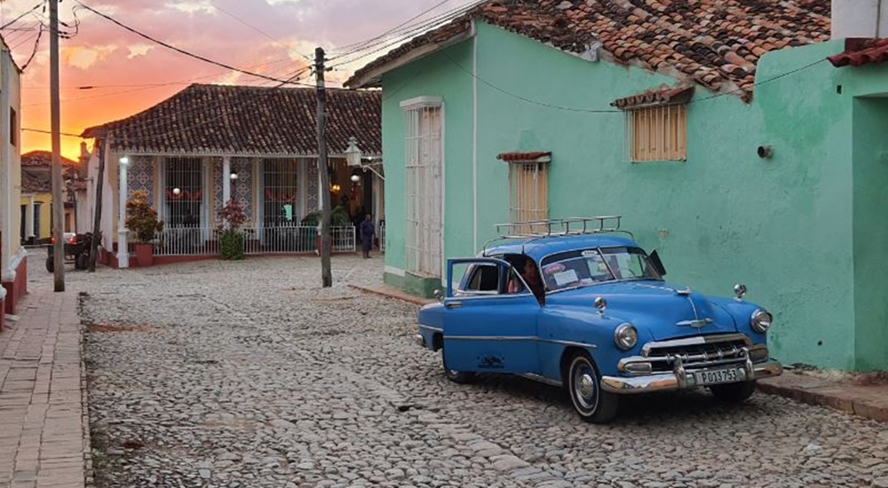 voiture américaine dans une rue de trinidad