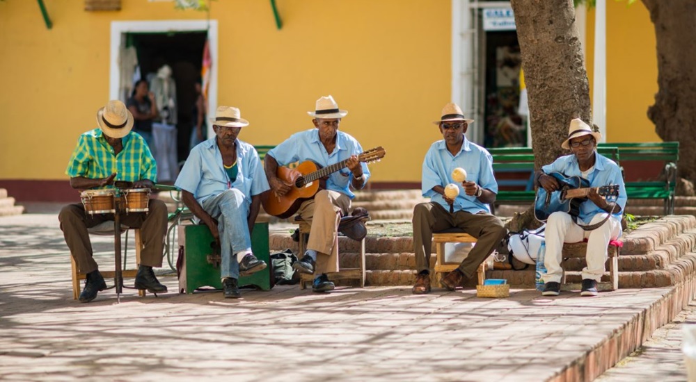 musiciens en voyage a cuba a trinidad