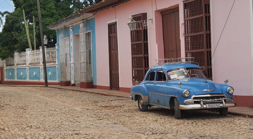 vieille voiture dans les rues de trinidad