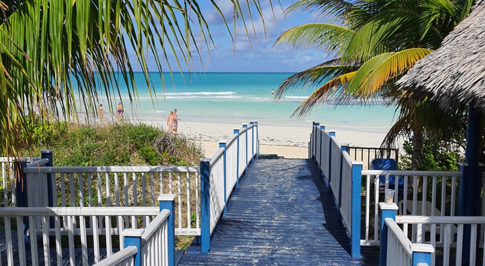 vue de la mer turquoise en voyage a cuba