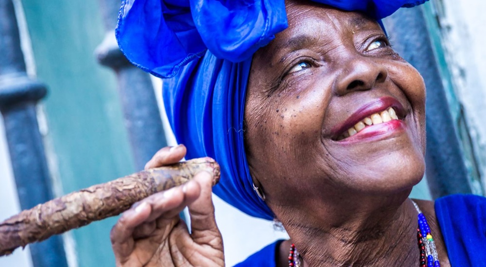 femme fumant un cigare