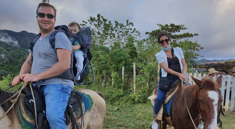 balade en cheval en famille a cuba