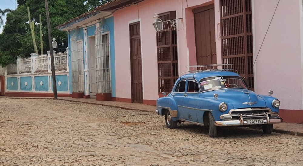 voiture américaine dans une rue de trinidad