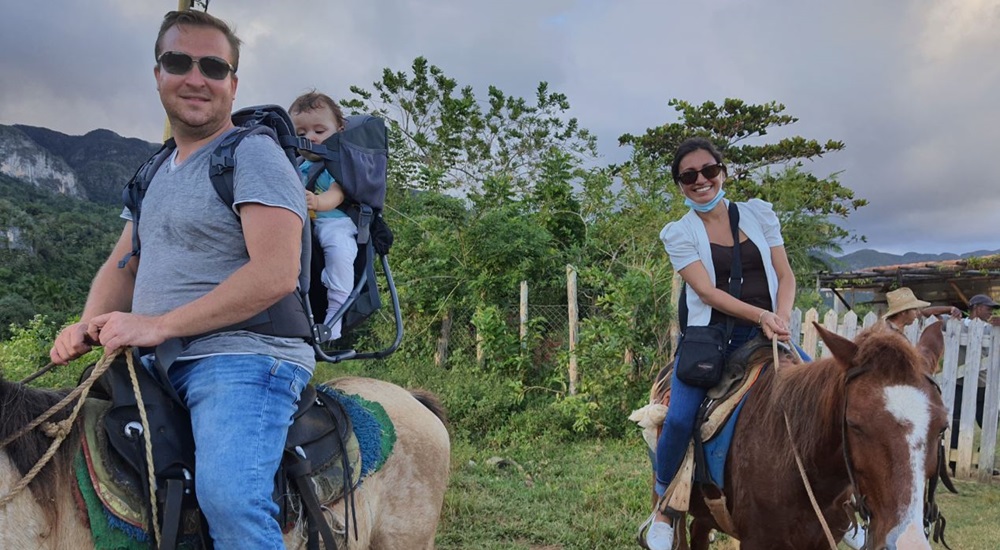 balade a cheval dans les champs de tabac a cuba