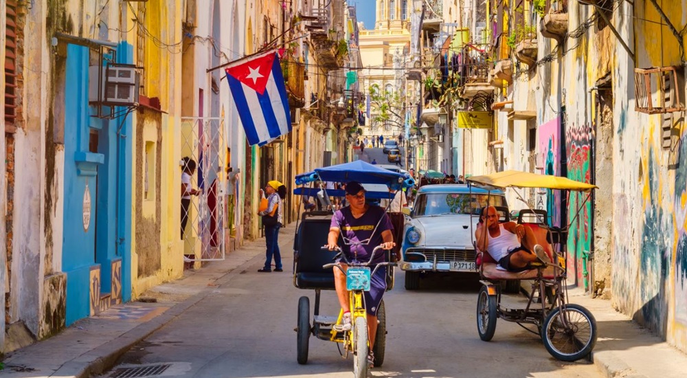 ruelle colorée de la vieille havane a cuba