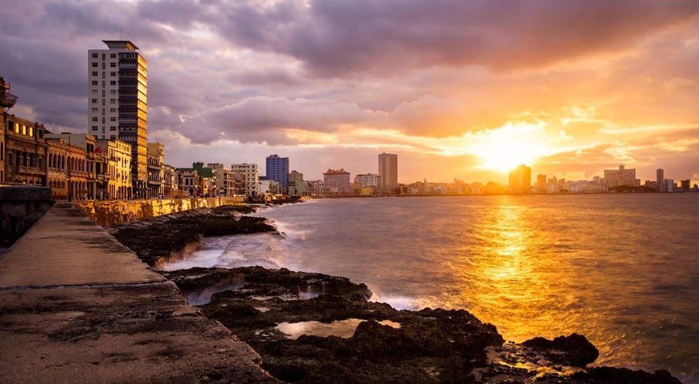 vue du malecon au coucher du soleil