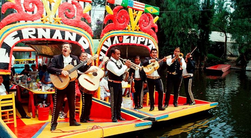 trajinera a xochimilco