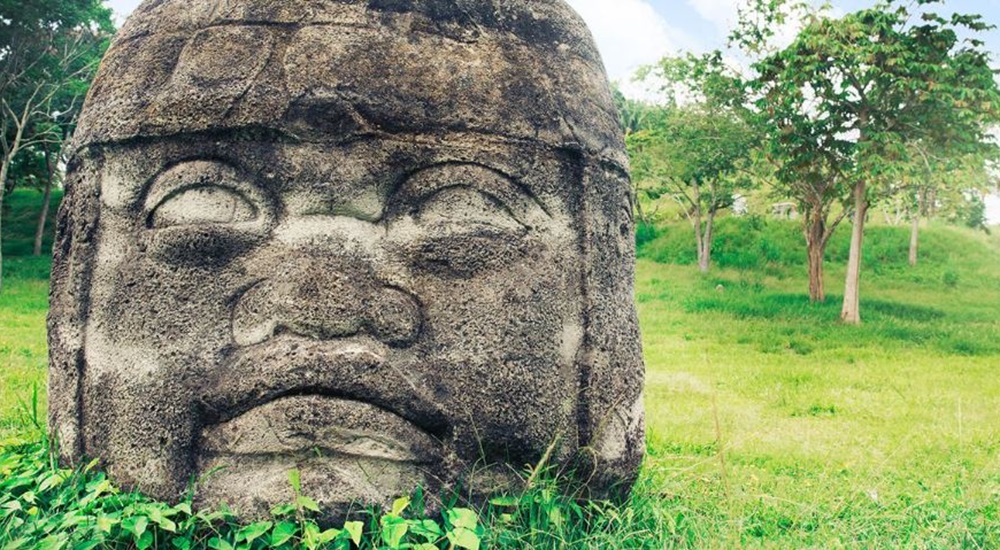 tete en basalte du musee la venta au mexique